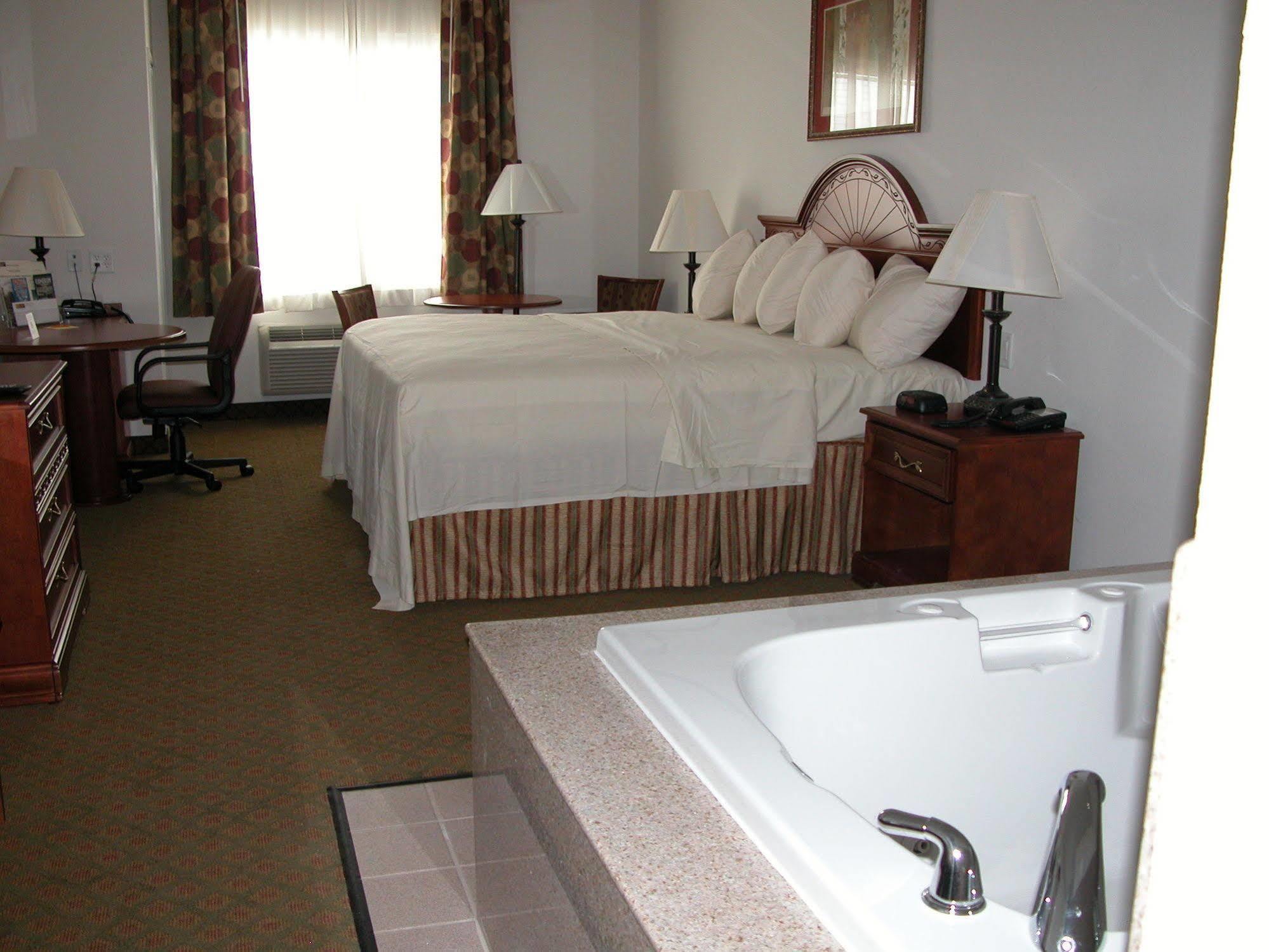 Budget Host Inn And Suites Cameron Exterior foto